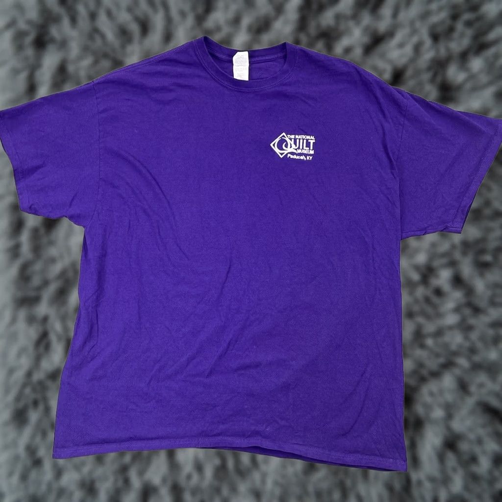 Gildan VINTAGE National Quilt Museum Paducah Kentucky Embroidered Purple 2XL T Shirt Unisex Adults Cotton Short Sleeve Quilted Graphic Print Gildan Size US XXL / EU 58 / 5 - 1 Thumbnail