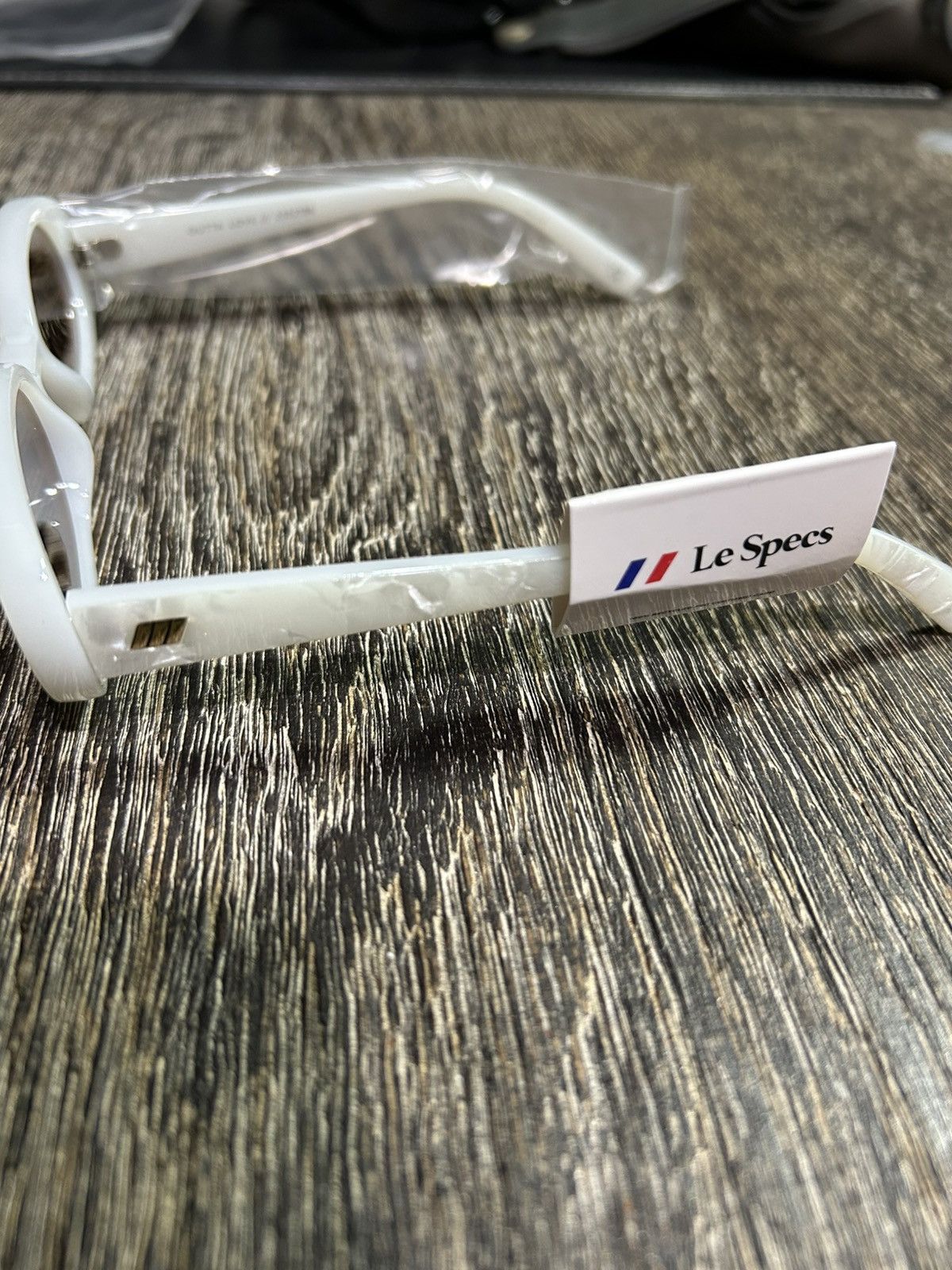 Le Specs Le Specs Outta Love White Marble Unisex Size ONE SIZE - 3 Thumbnail