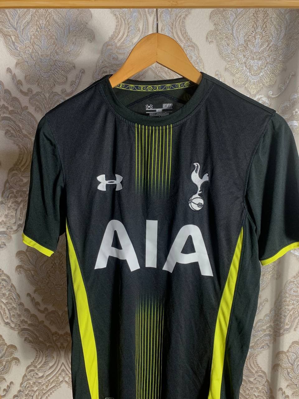Under Armour VERY RARE UNDER ARMOUR FC TOTTENHAM HOTSPUR SOCCER JERSEY Size US S / EU 44-46 / 1 - 2 Thumbnail