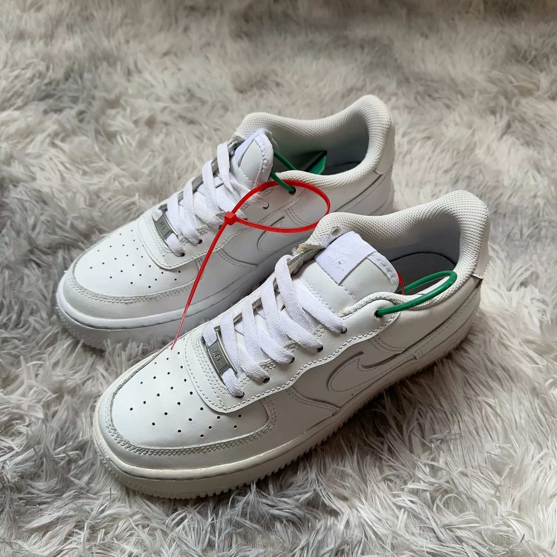 Nike Nike White Lowtop Sneakers 38 Men Size US 6 / EU 39 - 1 Thumbnail