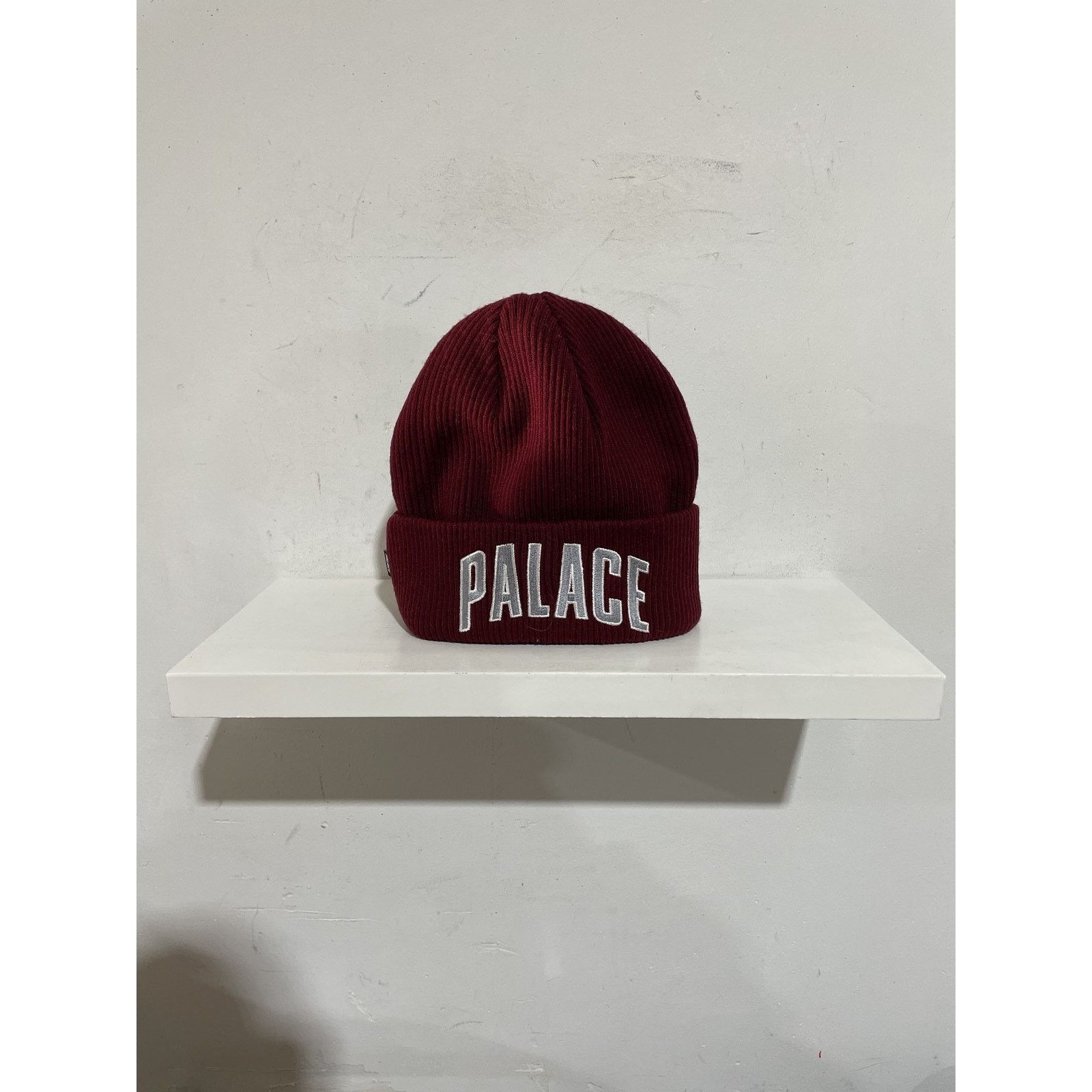Palace PALACE ARCH LOGO BEANIE BURGUNDY PREOWNED Size ONE SIZE - 1 Thumbnail