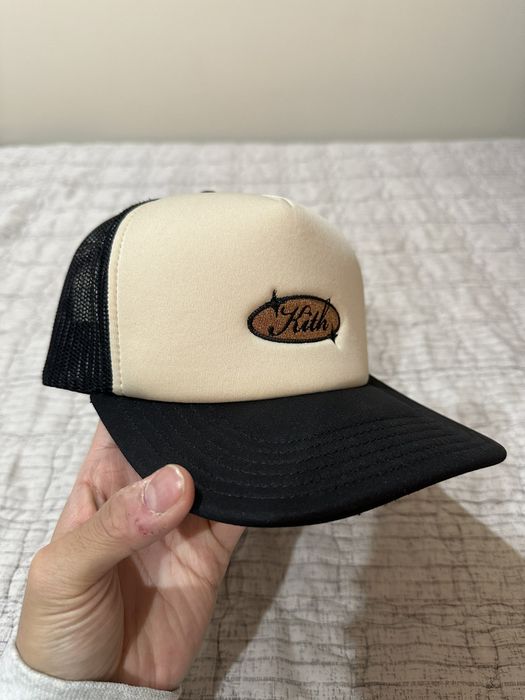 から厳選した KITH Clean Trucker Script キャップ