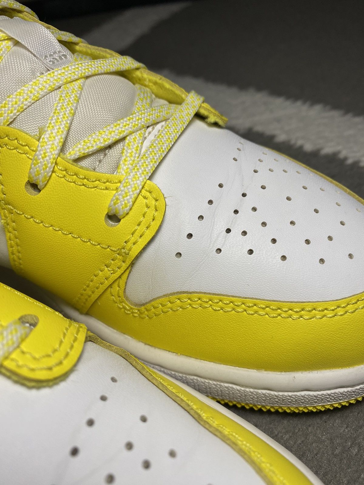 Jordan Brand × Nike Nike Air Jordan 1 Mid Dynamic Yellow Floral (GS) sneakers Size US 6.5 / IT 36.5 - 12 Thumbnail