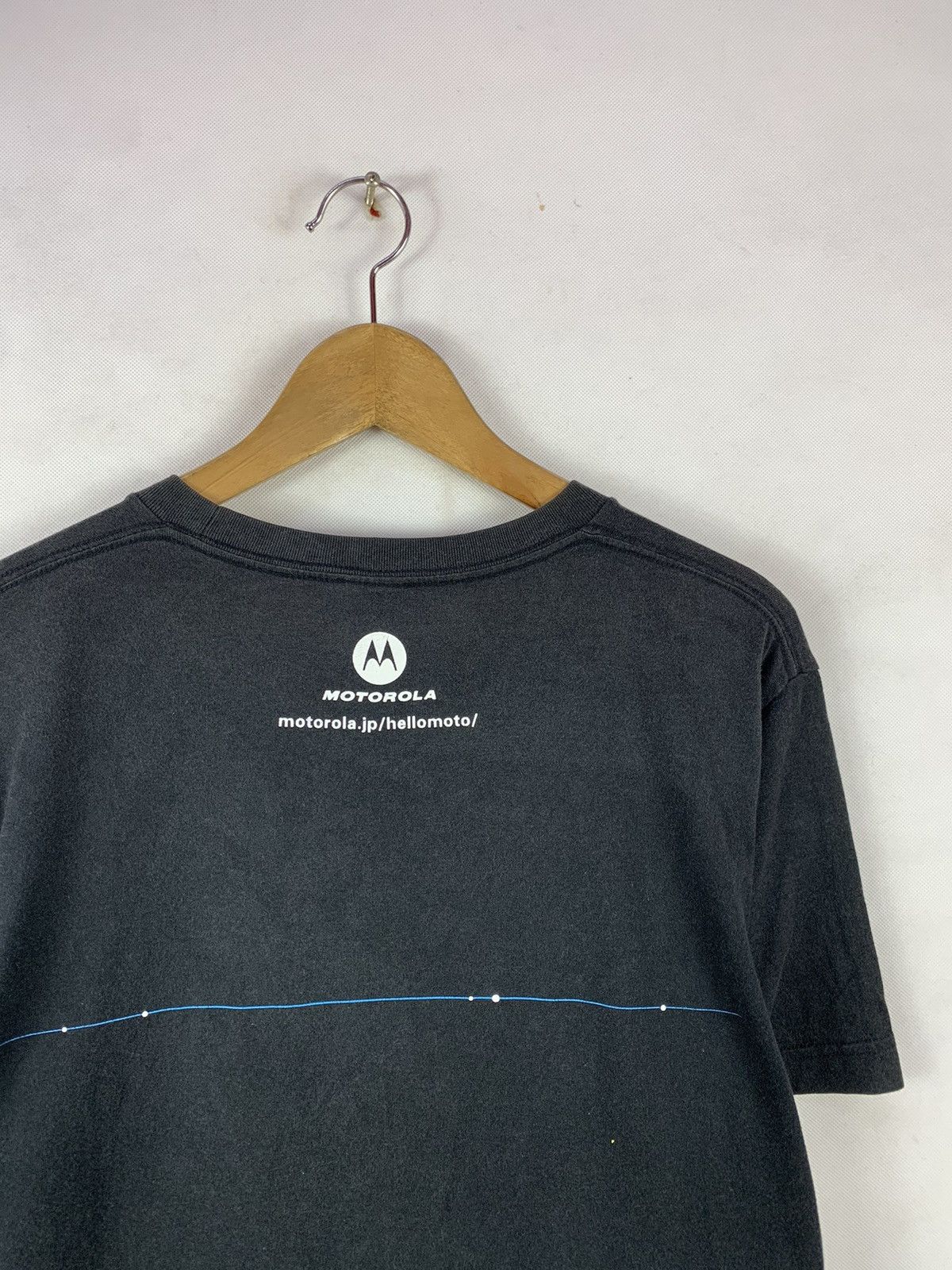 Motorola Steals! Uniqlo Motorola Phone Promo Tech Tee Apple Size US M / EU 48-50 / 2 - 7 Thumbnail