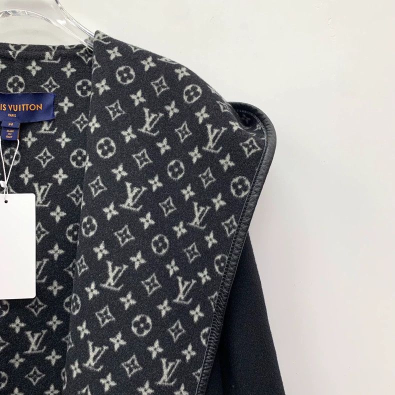 Louis Vuitton Louis Vuitton 22 coats with black lining logo and full pri Size XXS / US 00 / IT 34 - 3 Thumbnail
