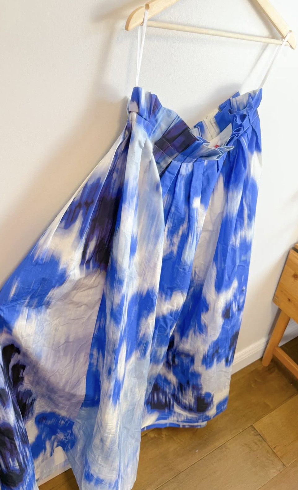 Carolina Herrera Designer Maxi Silk/Cotton Skirt in Blue/White Size 30" / US 8 / IT 44 - 8 Thumbnail