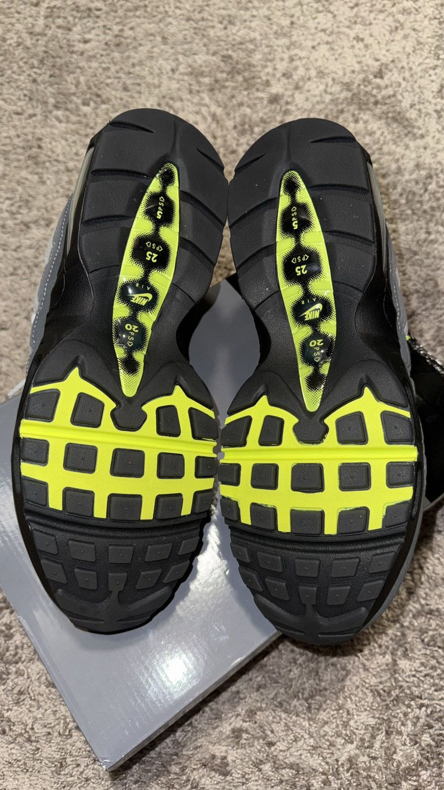 Nike Airmax 95 NEON Size US 9.5 / EU 42-43 - 5 Thumbnail