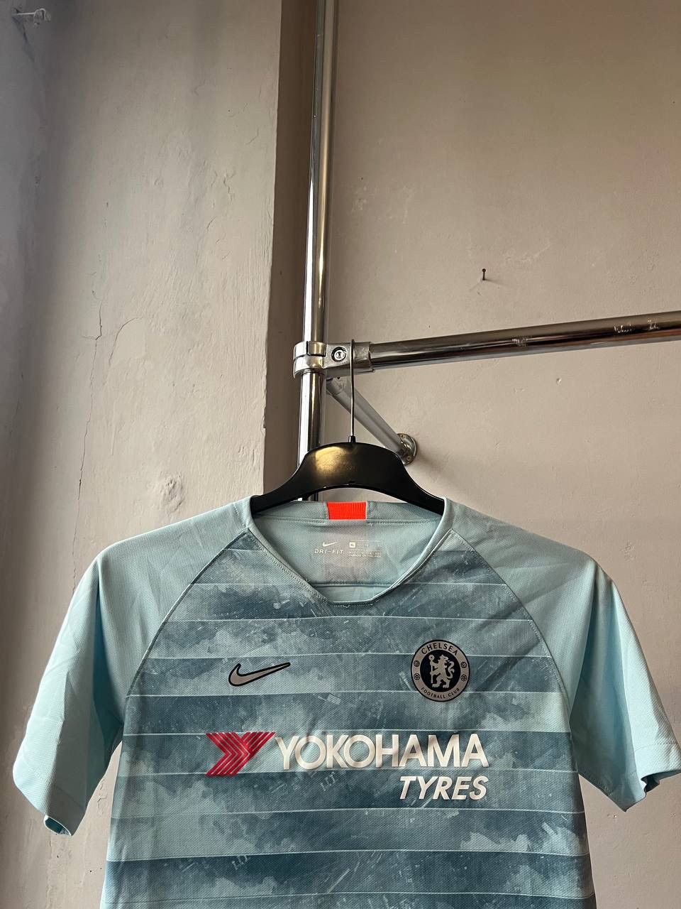 Nike 2018/19 CHELSEA FC THIRD SOCCER FOOTBALL JERSEY SHIRT XL BOY Size US S / EU 44-46 / 1 - 3 Thumbnail