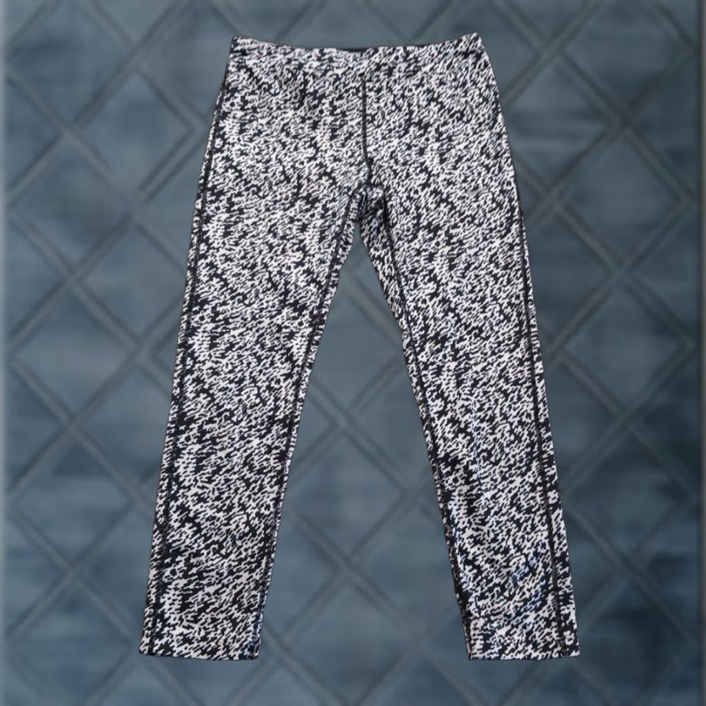 Nike Nike Dri-Fit Leggings Womens Small Black Geometric Pull On Crop 26x21.5 Mid Rise Size 32" / US 10 / IT 46 - 1 Thumbnail