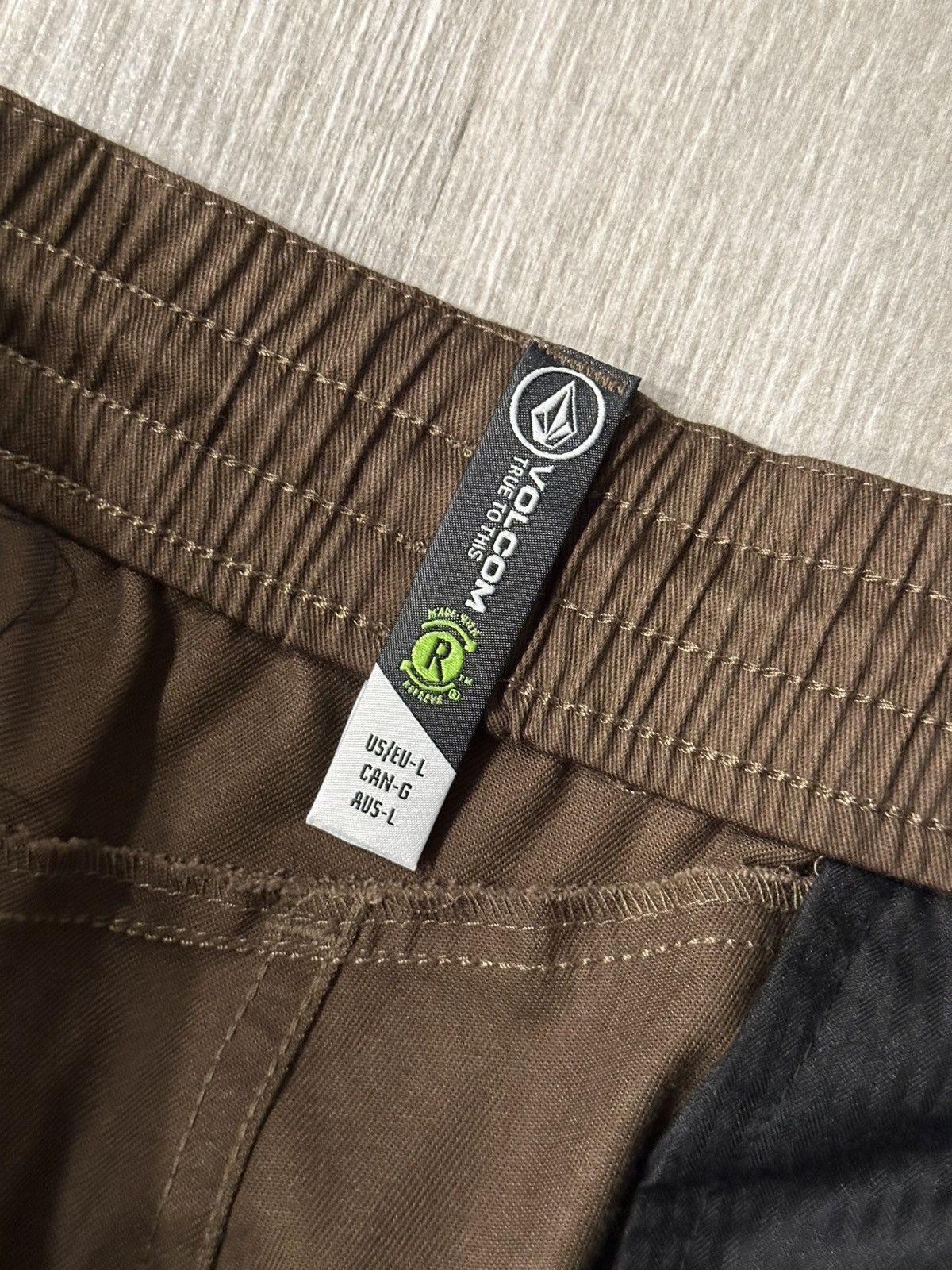 Volcom Volcom Frickin Elastic Waist 19" Chino Shorts Dark Earth L Size US 36 / EU 52 - 2 Thumbnail