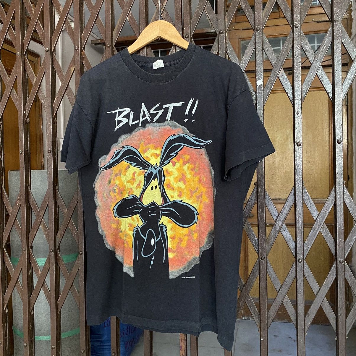 Warner Bros Vintage 1995 Warner Bros. Looney Tunes "Blast" t-shirt Size US L / EU 52-54 / 3 - 2 Thumbnail