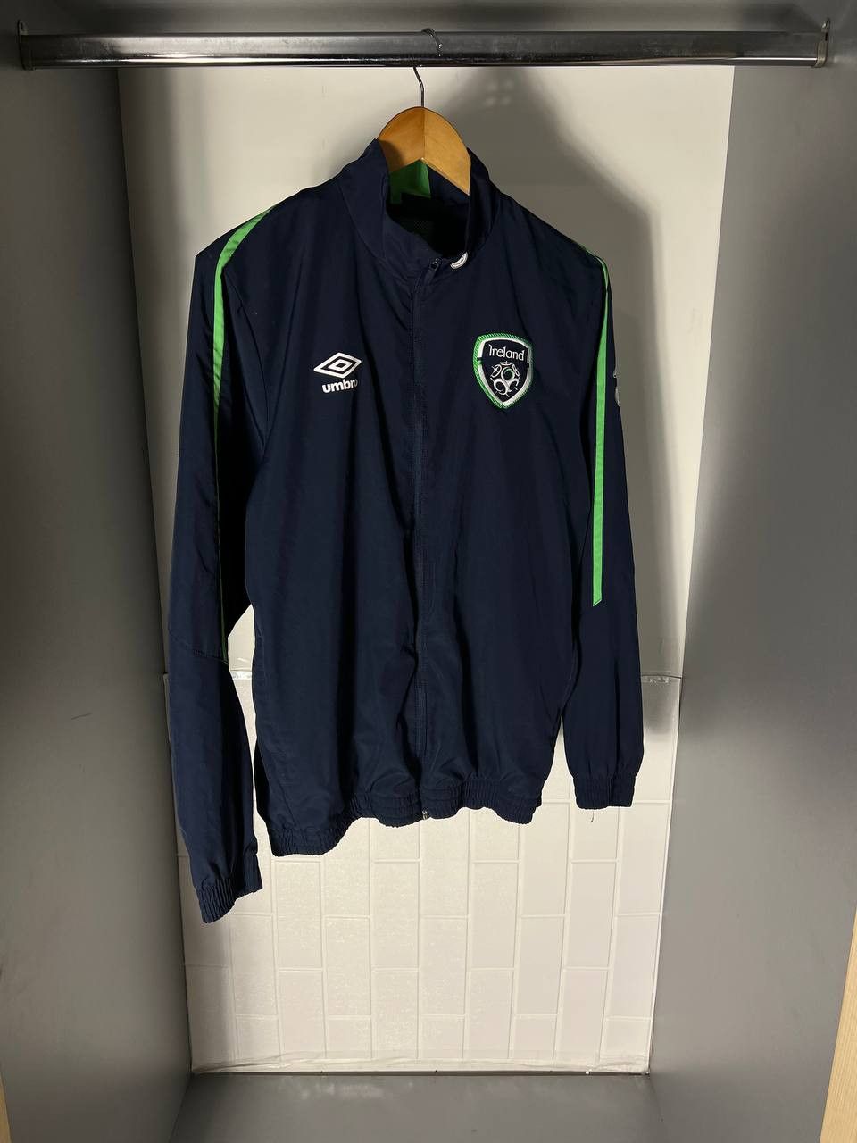 Umbro VINTAGE UMBRO IRELAND RETRO SOCCER JERSEY JACKET Y2K 90s Size US L / EU 52-54 / 3 - 3 Thumbnail