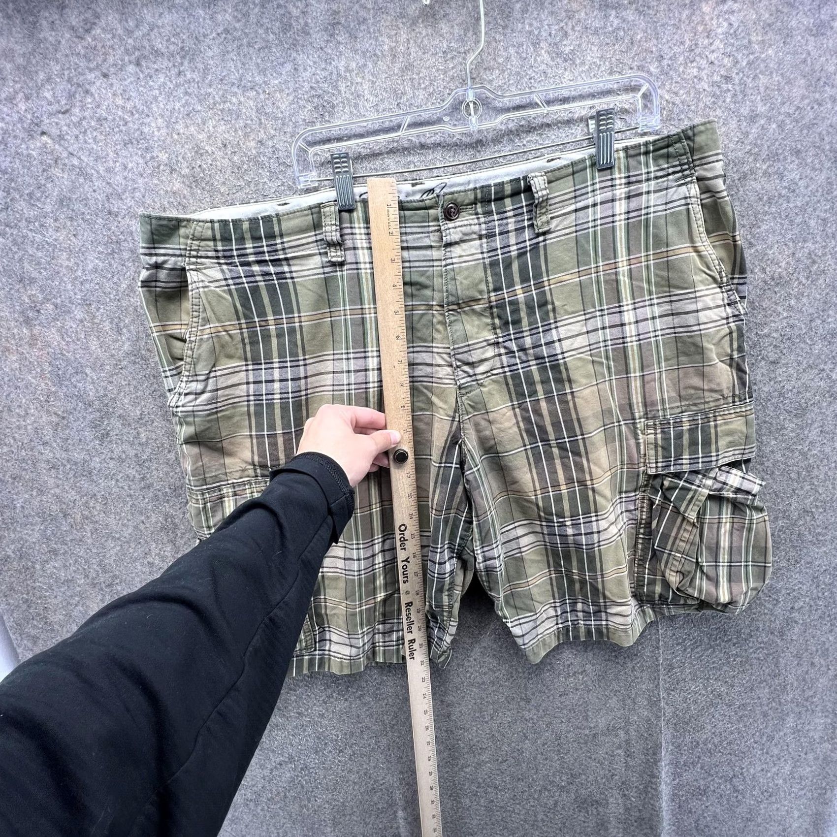 Eddie Bauer Eddie Bauer Cargo Shorts Mens 42 Green Plaid Cotton 11 Inseam Casual Pockets Size US 42 / EU 58 - 6 Thumbnail
