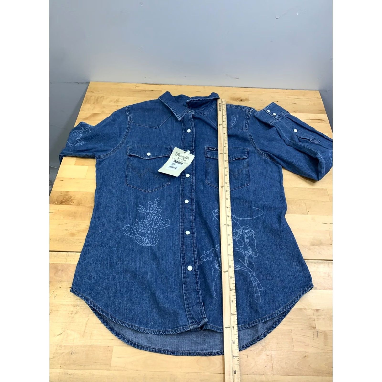 Wrangler NWT Wrangler Western Top Women M Blue Long Sleeve Pearl Snap Cowgirl Button Cotton NWT Retro Pearl Snap Cowboy Top Women M Blue Western 13056 Size M / US 6-8 / IT 42-44 - 3 Thumbnail
