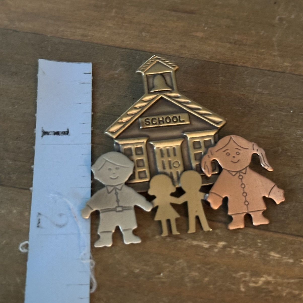 Vintage Vintage schoolhouse with teachers and students brooch Size ONE SIZE - 2 Thumbnail