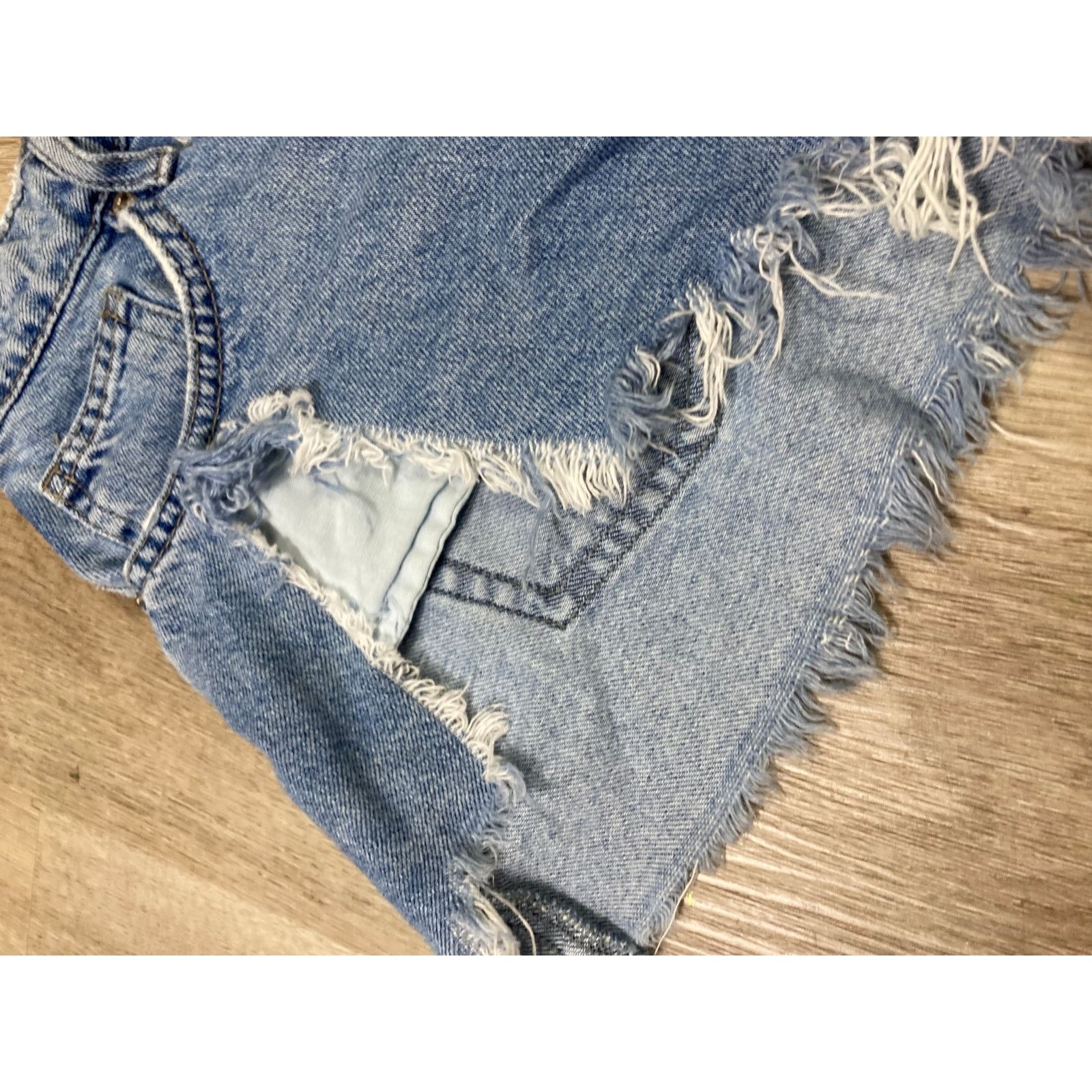 Forever 21 Forever 21 Women's Blue Distressed Denim Cutoff Shorts 27 Size 27" / US 4 / IT 40 - 4 Thumbnail