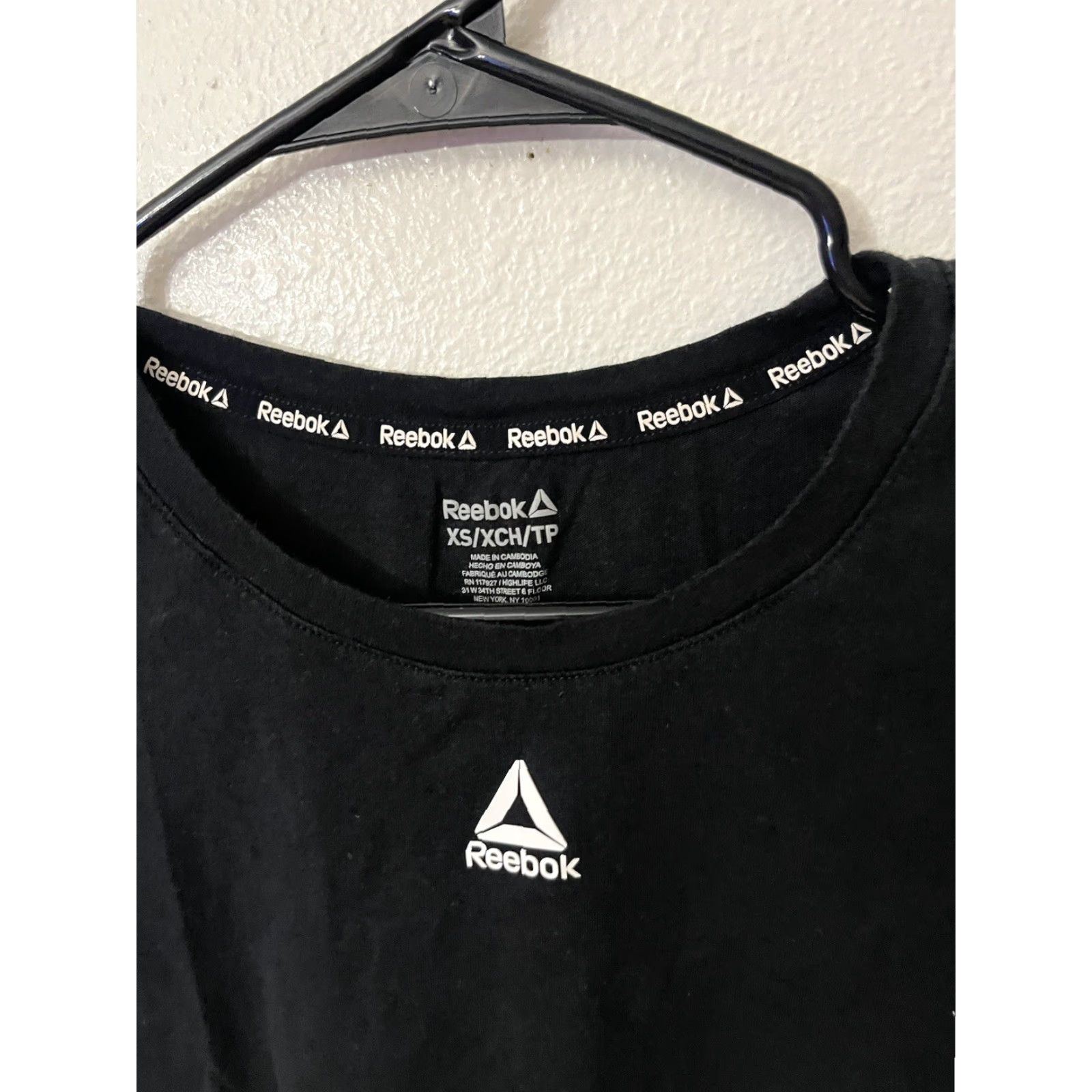 Reebok VINTAGE Reebok T-Shirt Shirt Women XS Black Solid Short Sleeve Crew Neck Heart Theme EUC Size XS / US 0-2 / IT 36-38 - 2 Thumbnail