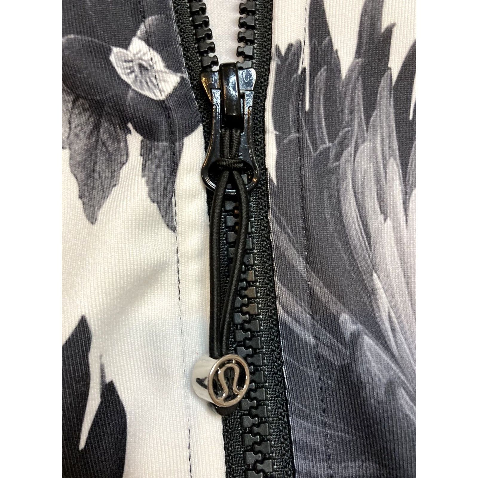 Lululemon Lululemon Nice Asana Jacket Women Sz 4 Brisk Bloom Floral Full Zip Black White Size S / US 4 / IT 40 - 2 Thumbnail