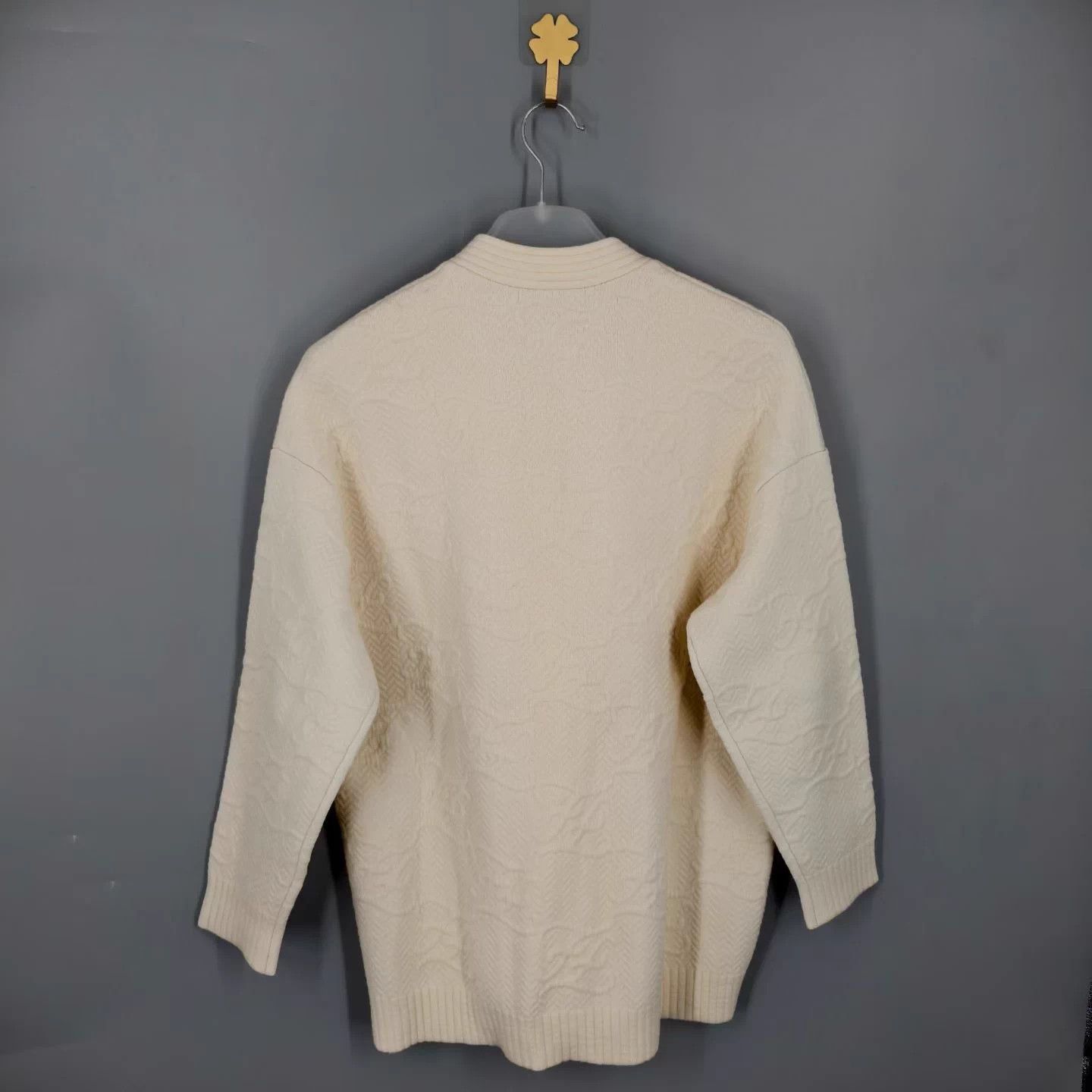 Fendi FENDI White Embossed V-Neck Knit Cardigan 38 Size S / US 4 / IT 40 - 3 Thumbnail