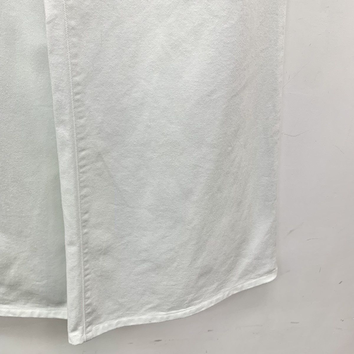 Versace Versace White Casual Pants With Leather Logo Plate K26WX Size 27" / US 4 / IT 40 - 5 Thumbnail