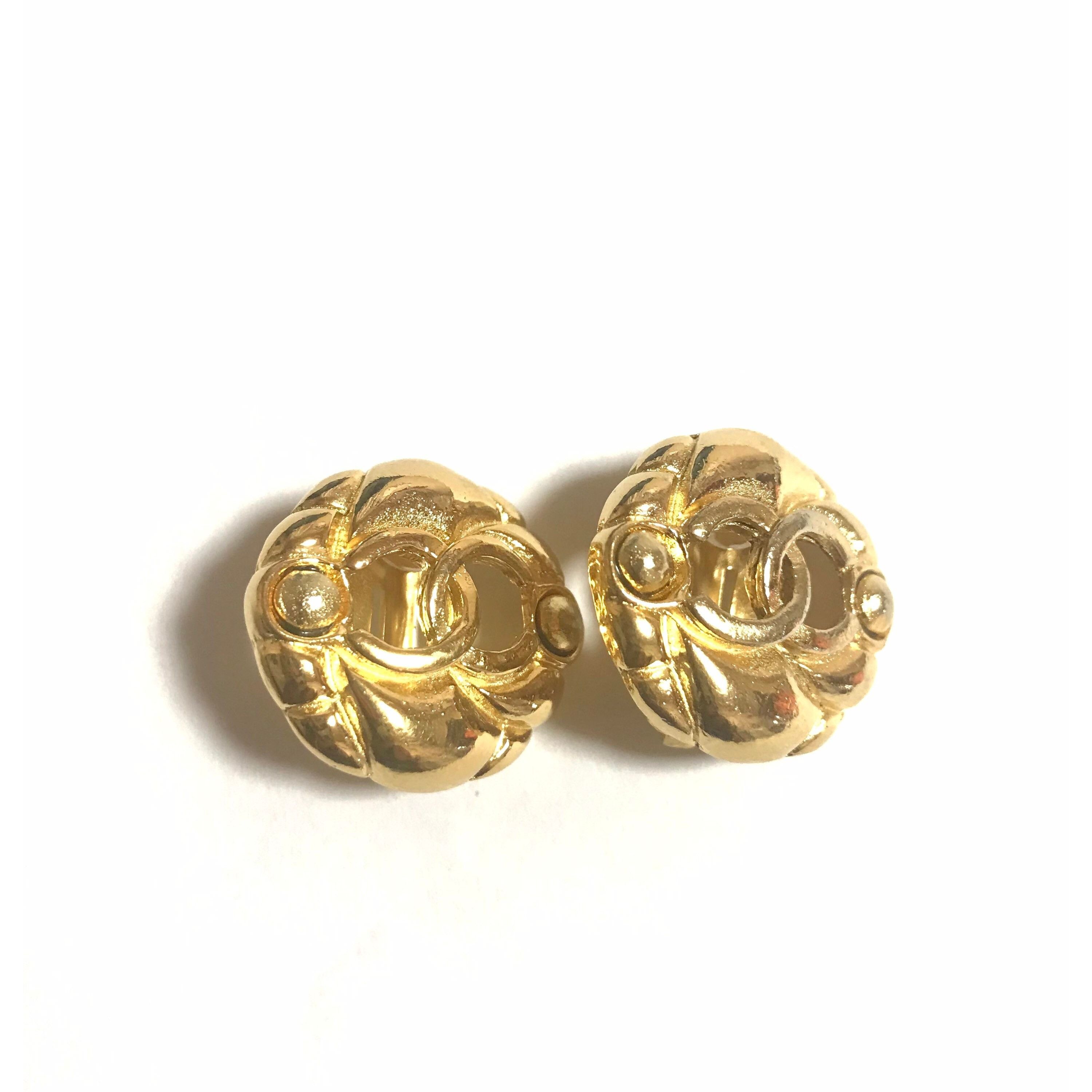 Chanel Vintage CHANEL gold tone round earrings with CC mark. Classi Size ONE SIZE - 6 Thumbnail
