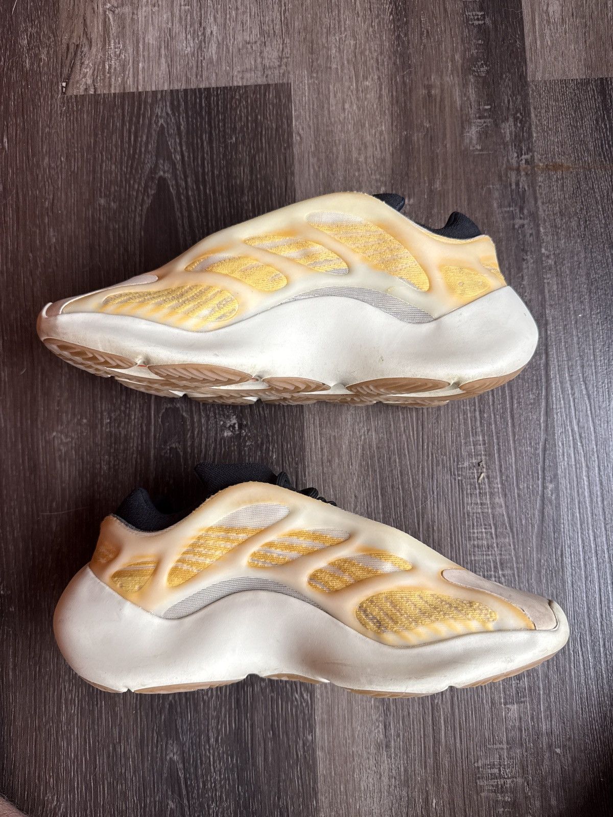 Adidas × Kanye West Yeezy 700 Mono Safflower size 10 Size US 10 / EU 43 - 6 Thumbnail