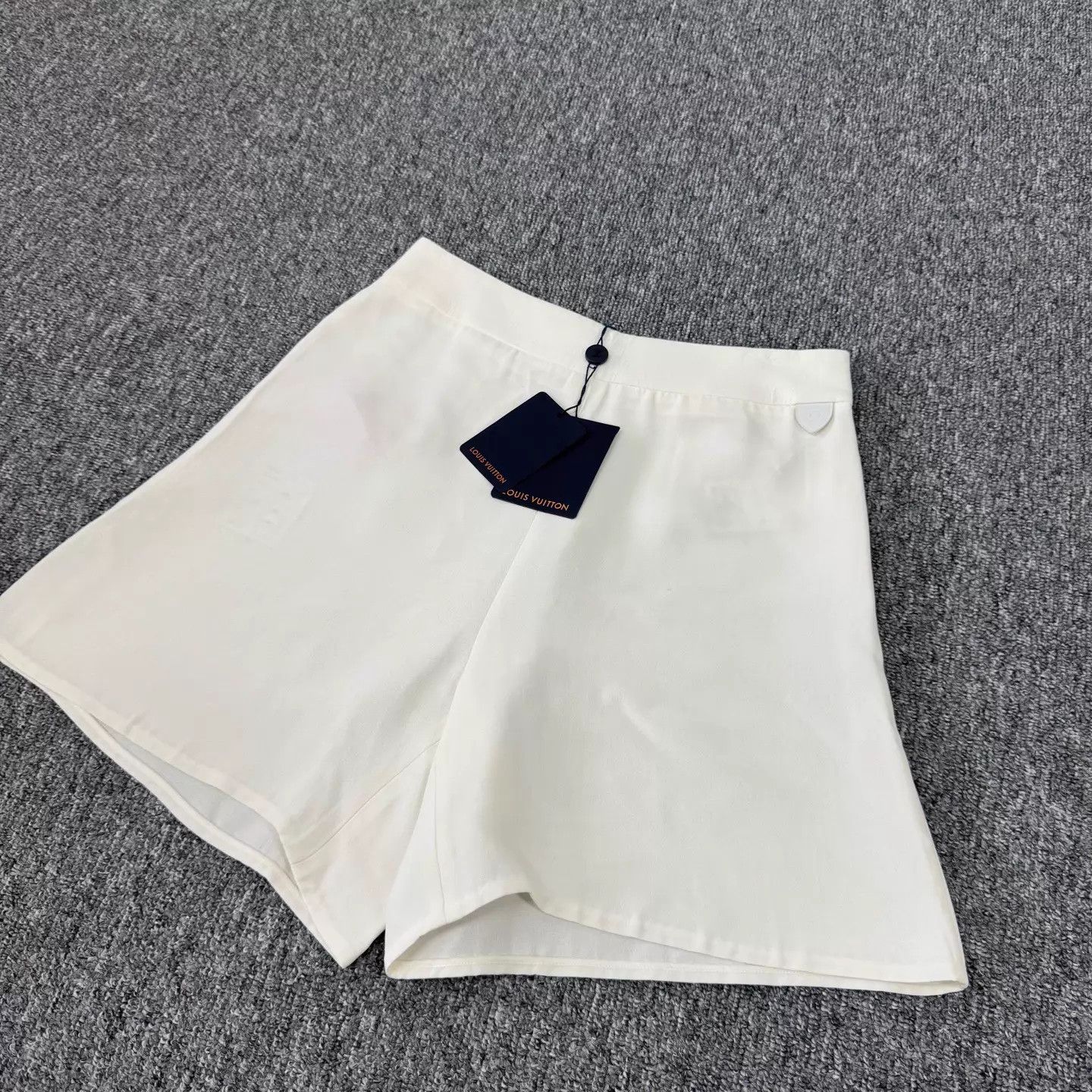 Louis Vuitton Louis Vuitton white silk shorts 36 new with tags Size 26" / US 2 / IT 38 - 3 Thumbnail