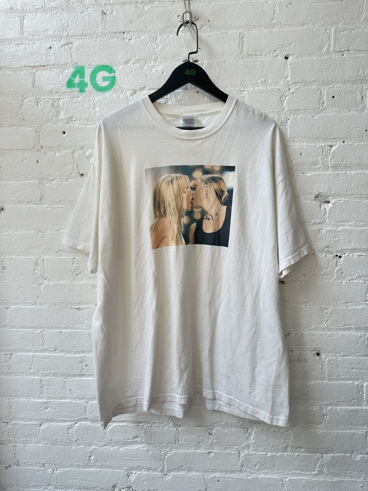 Vintage VINTAGE BRITNEY SPEARS KISSING MADONNA 2003 Size US XL / EU 56 / 4 - 1 Thumbnail