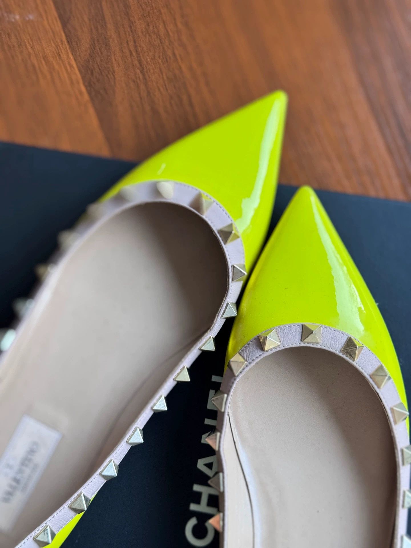 Valentino Valentino yellow patent leather stud flat shoes 38 Size US 7 / IT 37 - 6 Thumbnail
