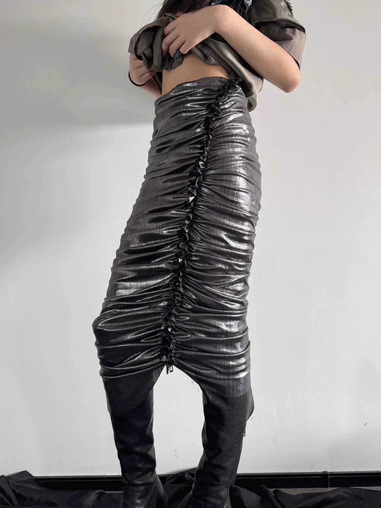 Vivienne Tam Vivienne Tam New w/ tags Size 40 Elastic Pleated Shiny Irregular Skirt Size 27" / US 4 / IT 40 - 4 Thumbnail