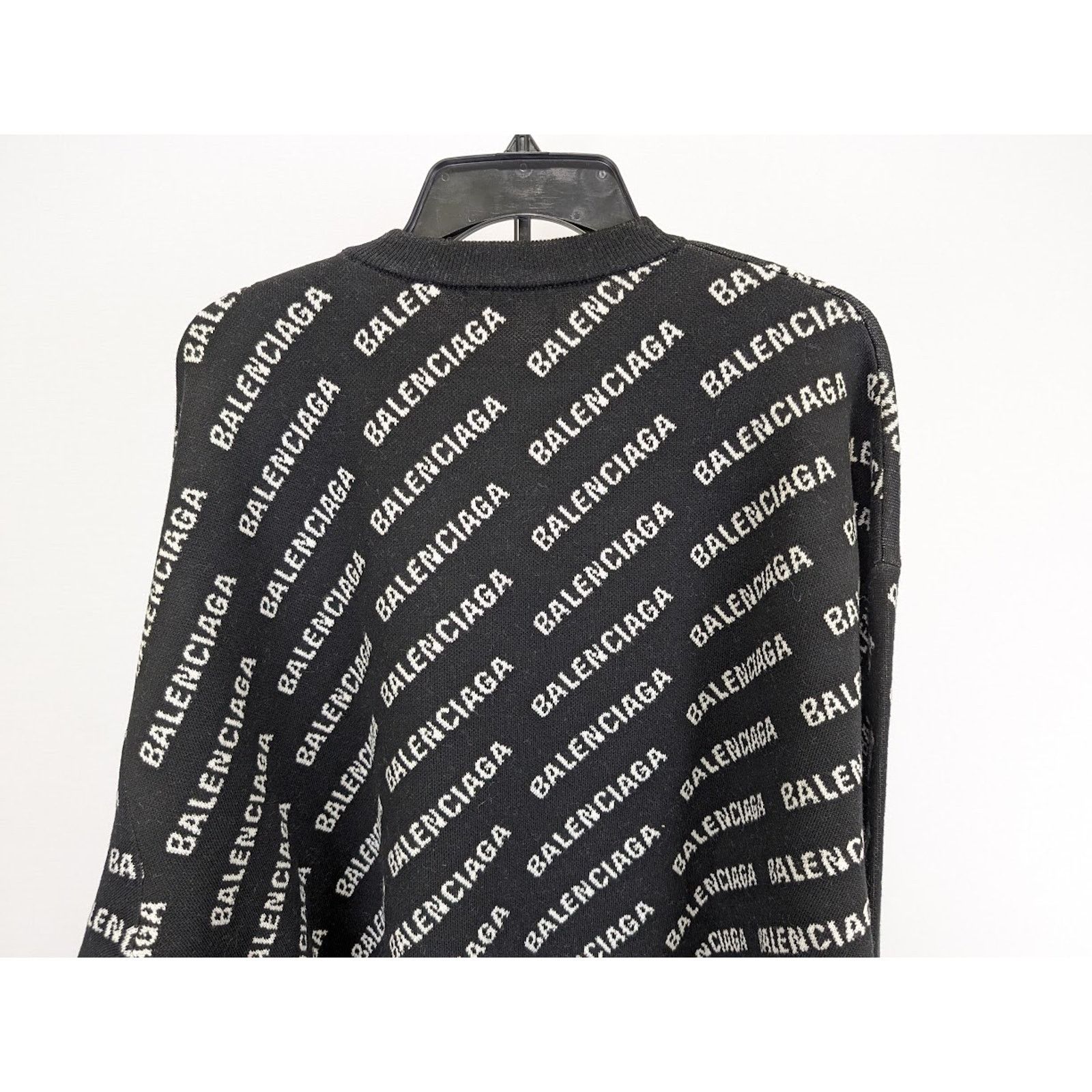 Balenciaga o1rshd1 All Over Logo Sweater in Black Size US S / EU 44-46 / 1 - 12 Thumbnail