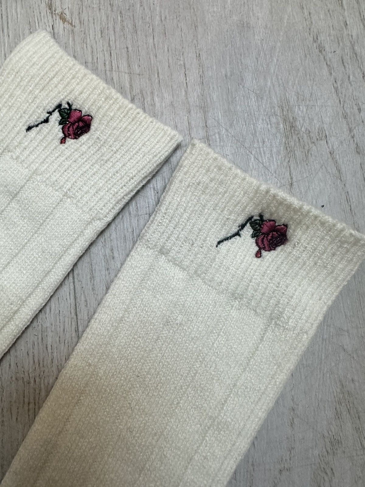 Jun Takahashi × Undercover Rose embroidered undercover socks Size ONE SIZE - 2 Thumbnail