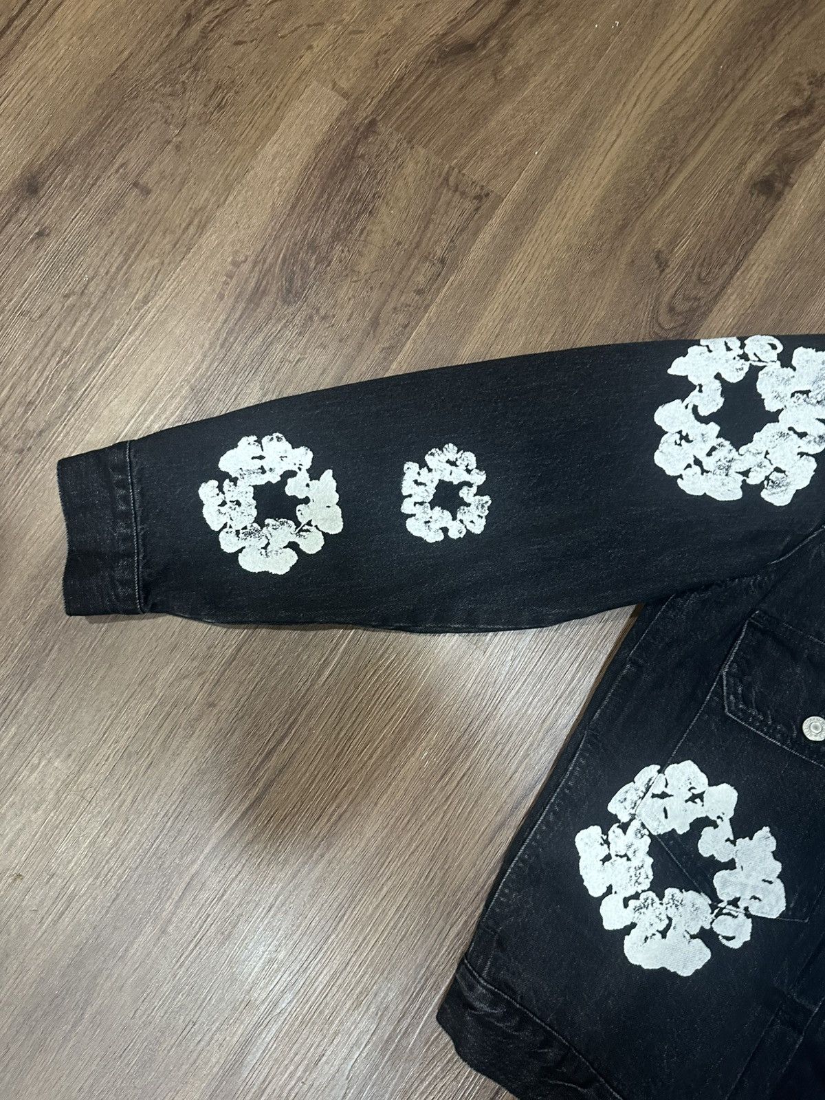 DENIM TEARS × Levi's Denim Tears x Levi Black Cotton Wreath Denim Jacket Size US L / EU 52-54 / 3 - 3 Thumbnail