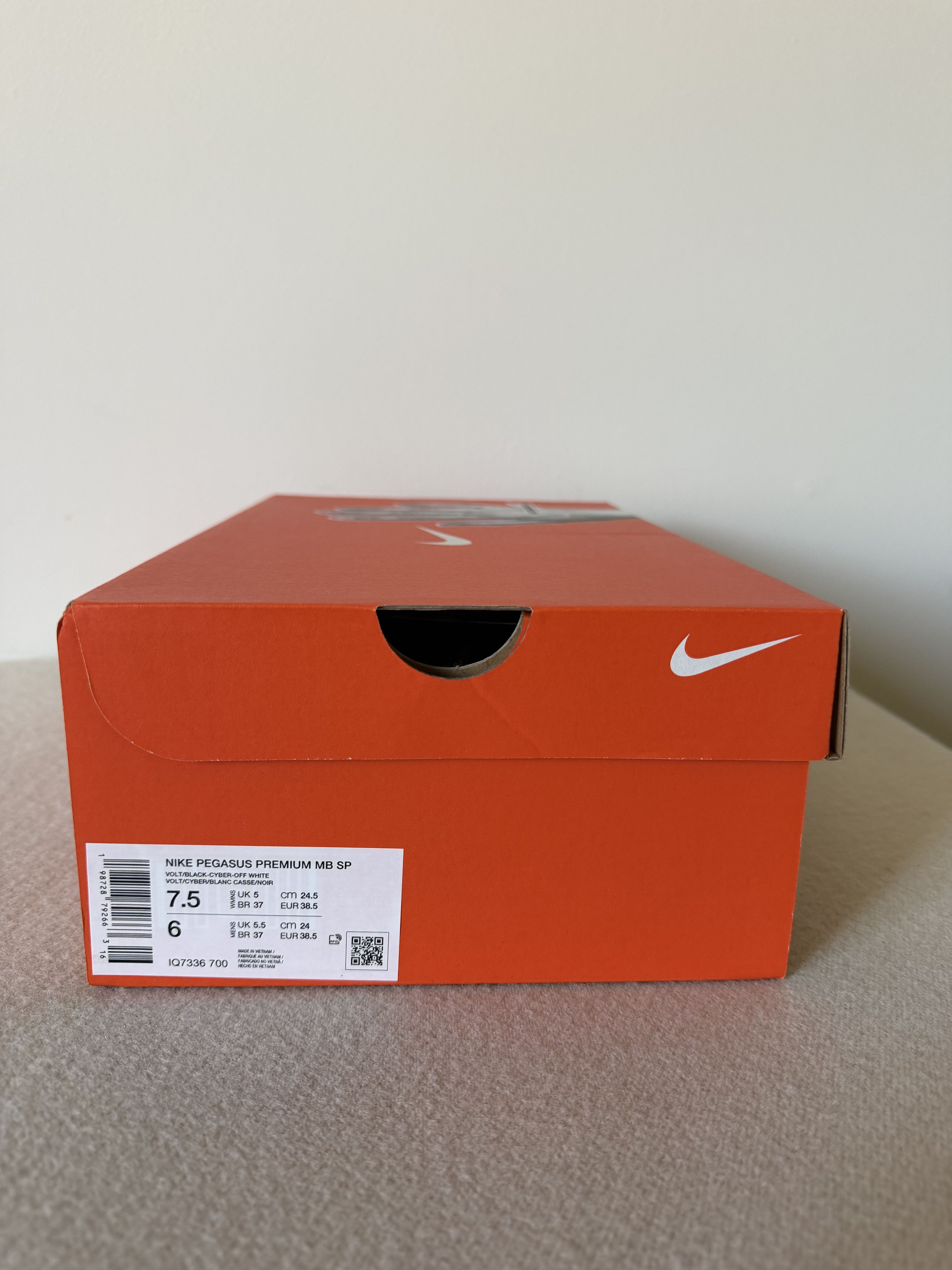 Nike Nike Melitta Baumeister Pegasus Premium in Volt Green Size US 6 / EU 39 - 8 Thumbnail