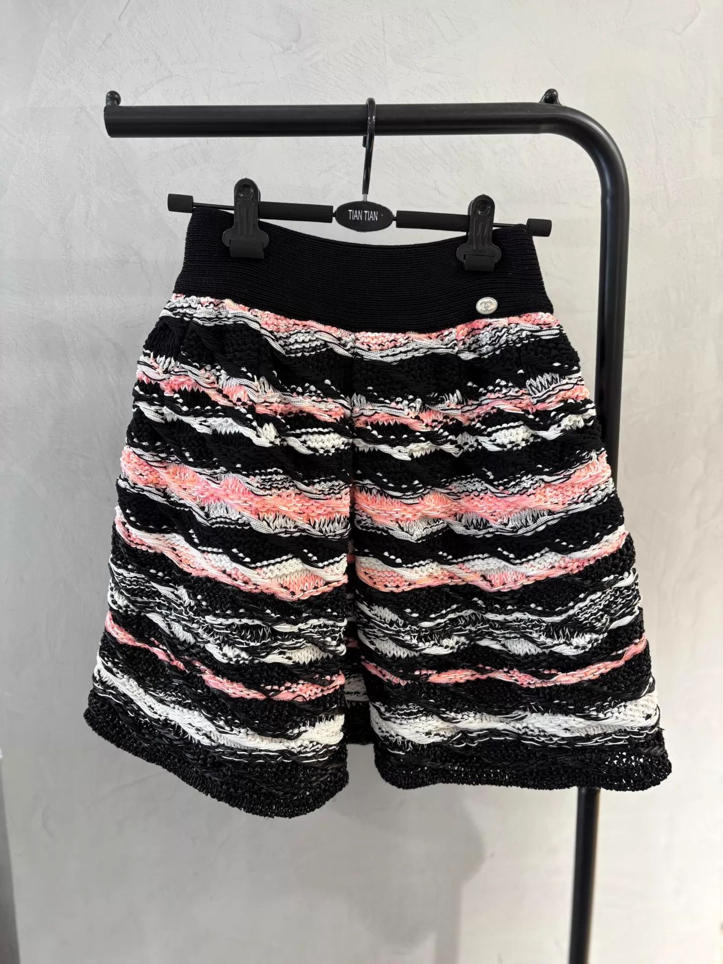 Chanel Chanel 20S Striped Black-Pink Ombre Knit Skirt 34 Unused Size 25" / US 0 / IT 36 - 1 Thumbnail