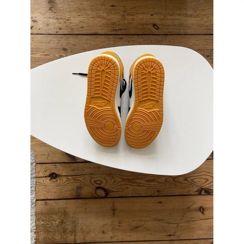 Jordan Brand Nike 2022 Air Jordan 1 Retro High OG 'Yellow Toe' Size US 9.5 / EU 42-43 - 6 Thumbnail