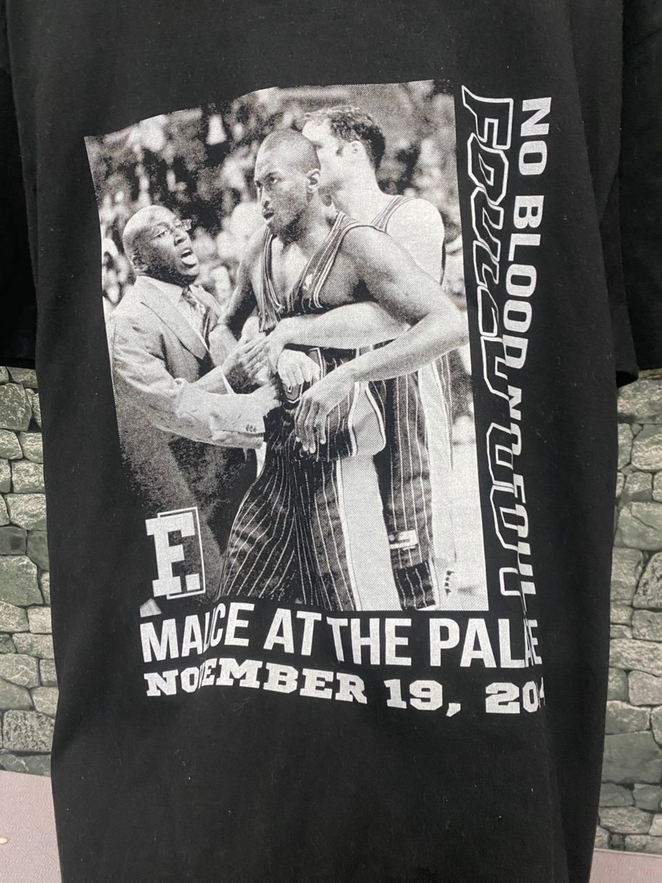NBA Vintage Malice At The Palace 2004 NBA Tshirt Size US XL / EU 56 / 4 - 4 Thumbnail