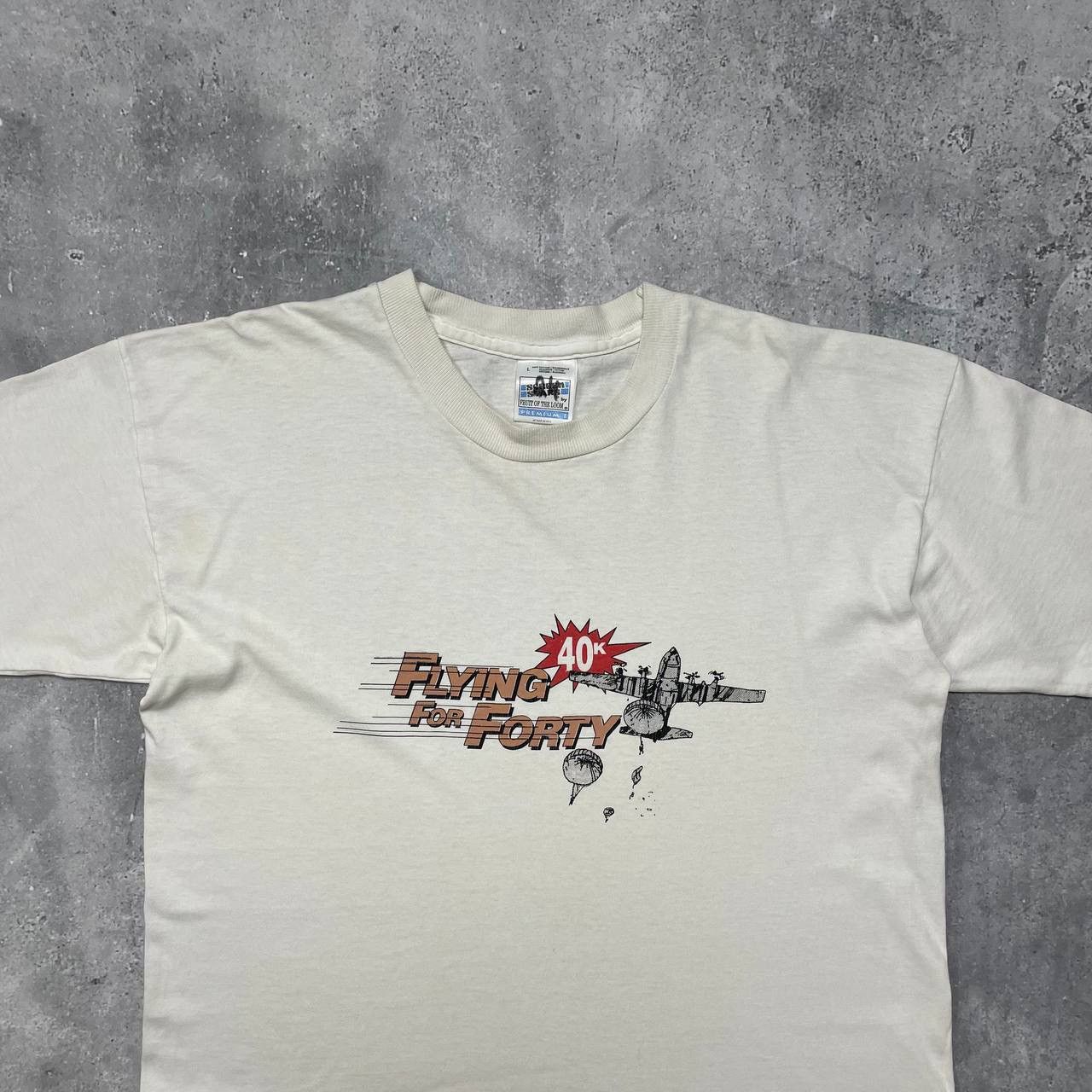 Vintage Vintage 90s Military Airborne Art Flying For Forty T Shirt Size US L / EU 52-54 / 3 - 2 Thumbnail