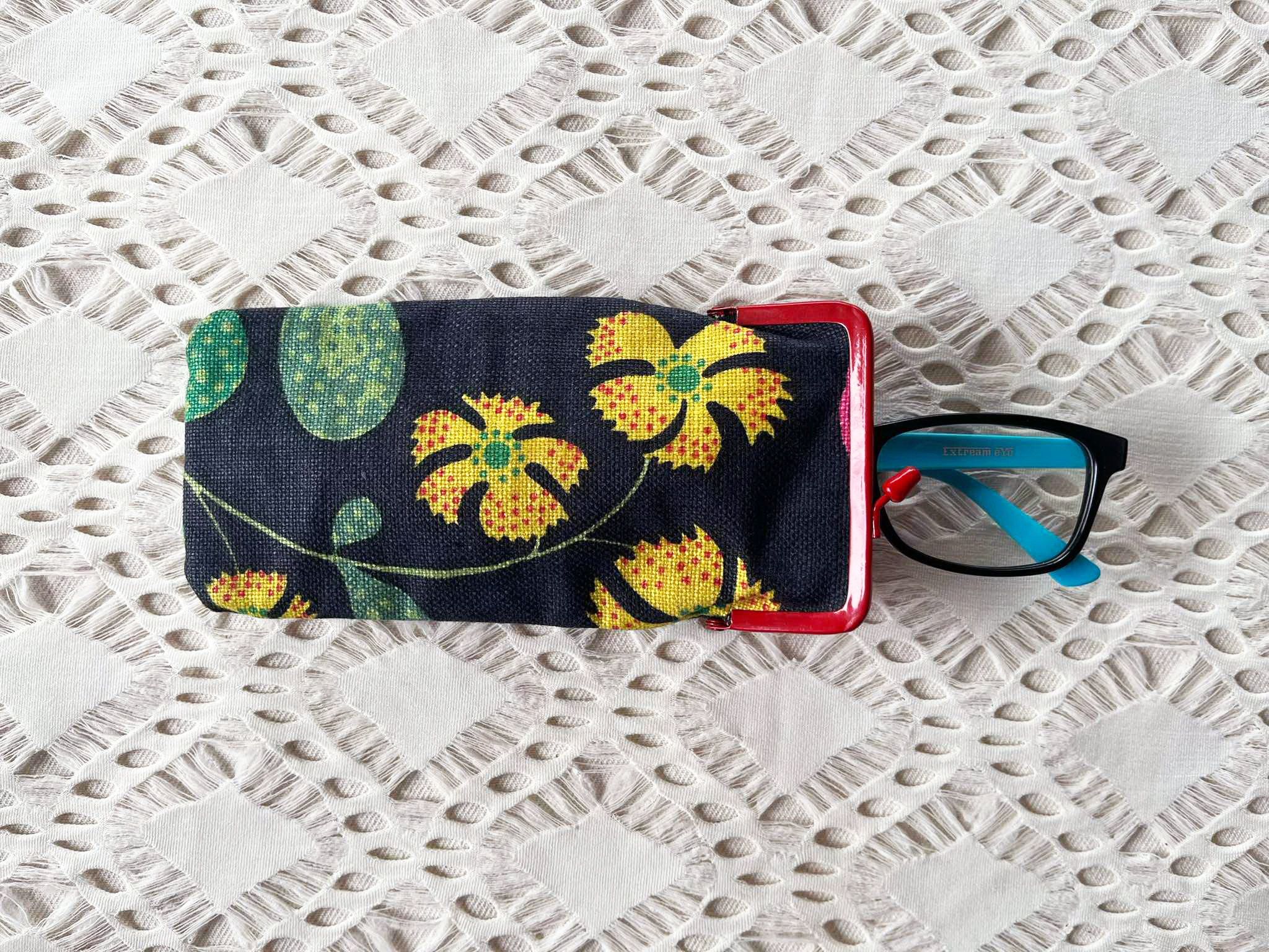 Vintage Black yellow green FLORALS printed, RED frame glasses case Size ONE SIZE - 8 Thumbnail