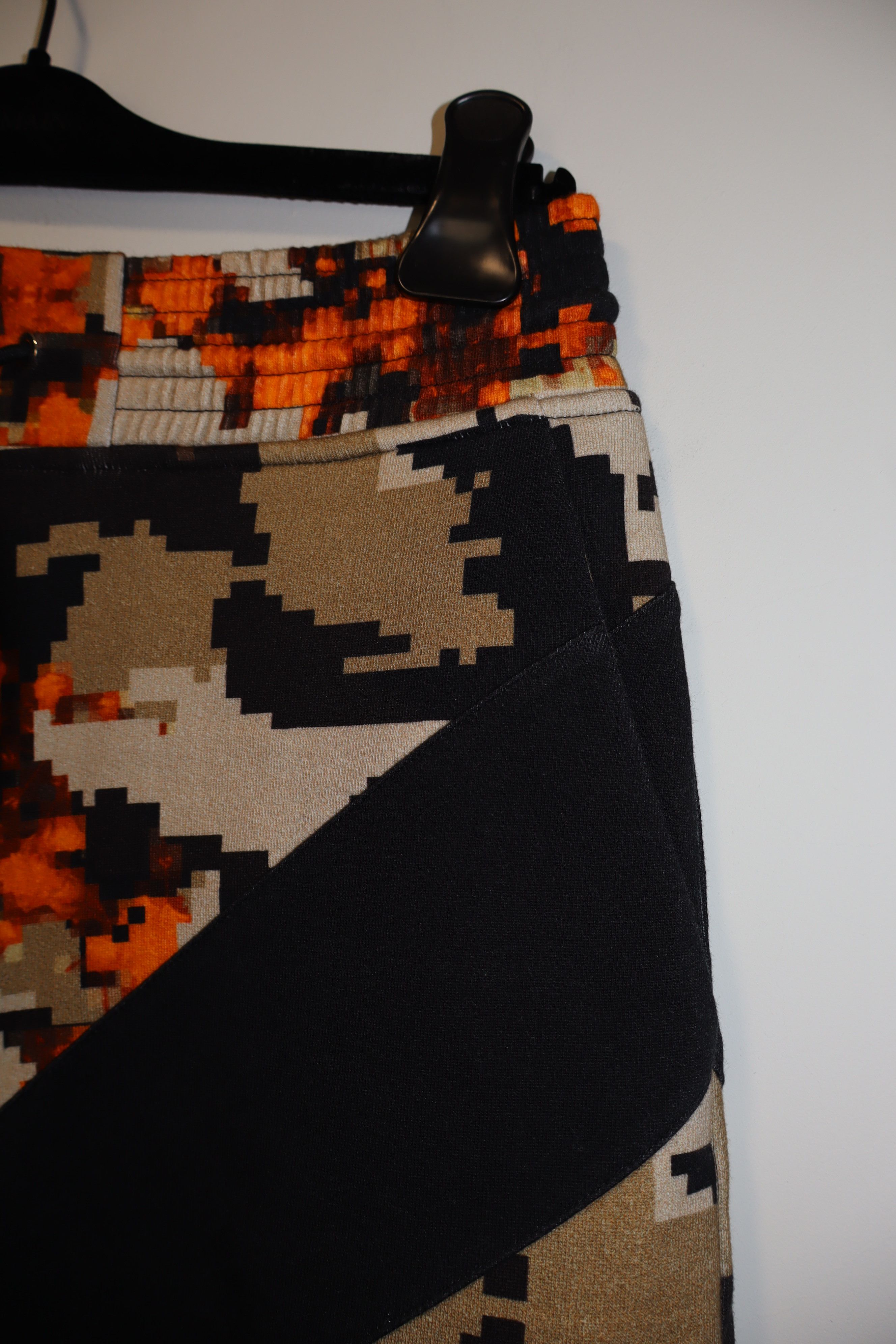 Givenchy Camo fire print shorts Size US 30 / EU 46 - 8 Thumbnail