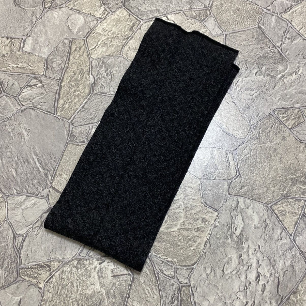 Louis Vuitton Louis Vuitton Scarf LV Logo Gray and Black Wool Size ONE SIZE - 6 Thumbnail