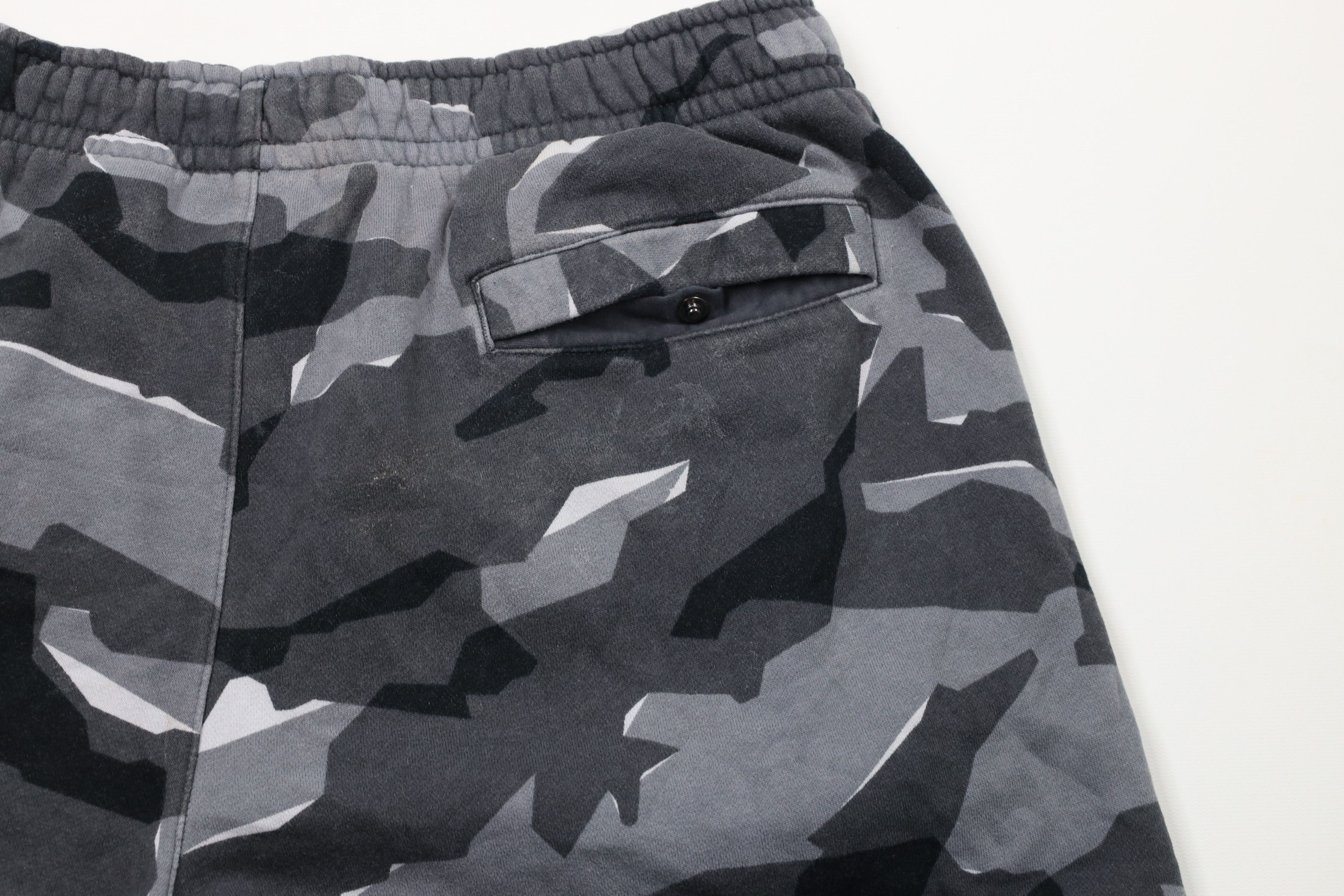 Nike × Vintage Vintage Nike Spell Out Camouflage Sweatpants Shorts Size US 38 / EU 54 - 11 Thumbnail