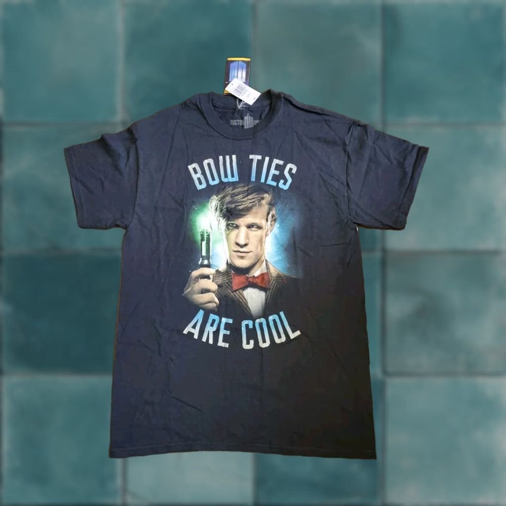 Hot Topic VINTAGE Doctor Who T-Shirt Bow Ties Are Cool Black M Mens Short Sleeve Crew Neck Cotton 2012 Hot Topic Show Movie All Seasons Size US M / EU 48-50 / 2 - 1 Thumbnail