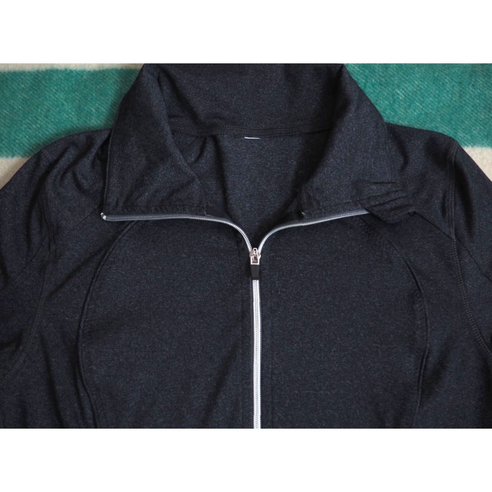 Lululemon Lululemon Charcoal Gray Softshell Full Zip Athletic Jacket Womens M EUC Slim Athletic Jogging Running Yoga Size M / US 6-8 / IT 42-44 - 2 Thumbnail