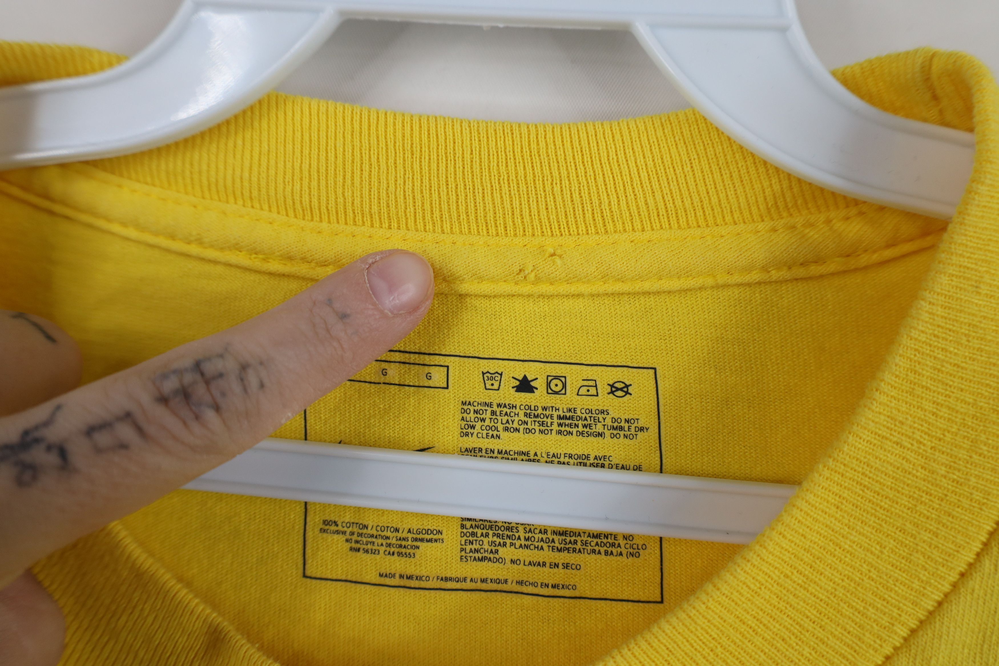Nike Vintage Nike Scott Center Swoosh Las Vegas T-Shirt Yellow Size US L / EU 52-54 / 3 - 5 Thumbnail