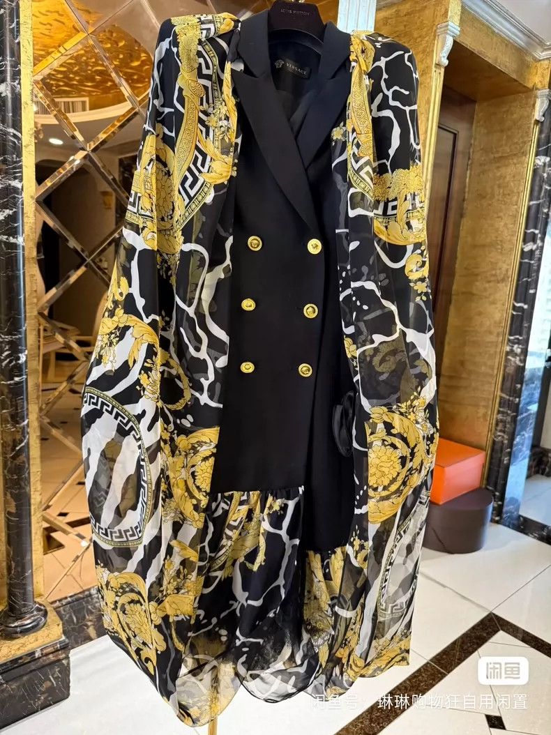 Versace Versace Classic baroque cape silhouette cut design gown Size M / US 6-8 / IT 42-44 - 7 Thumbnail