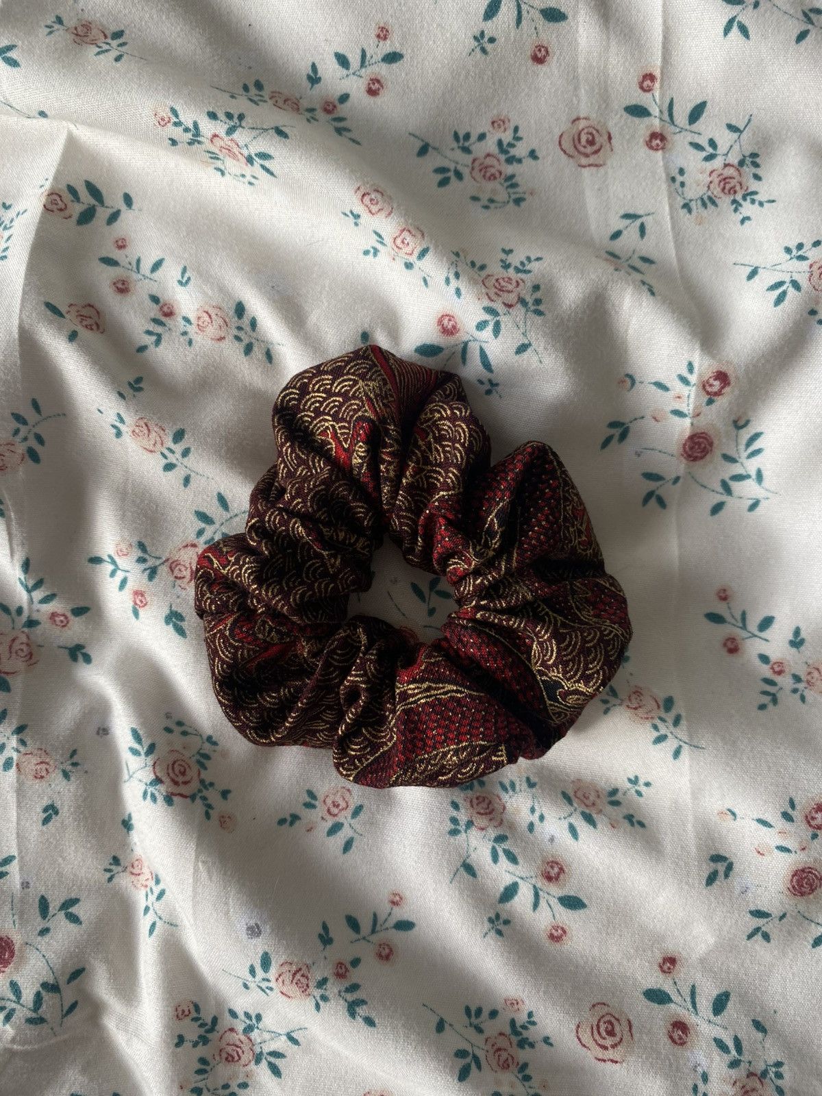 Other burgundy dragon scrunchie Size ONE SIZE - 1 Preview