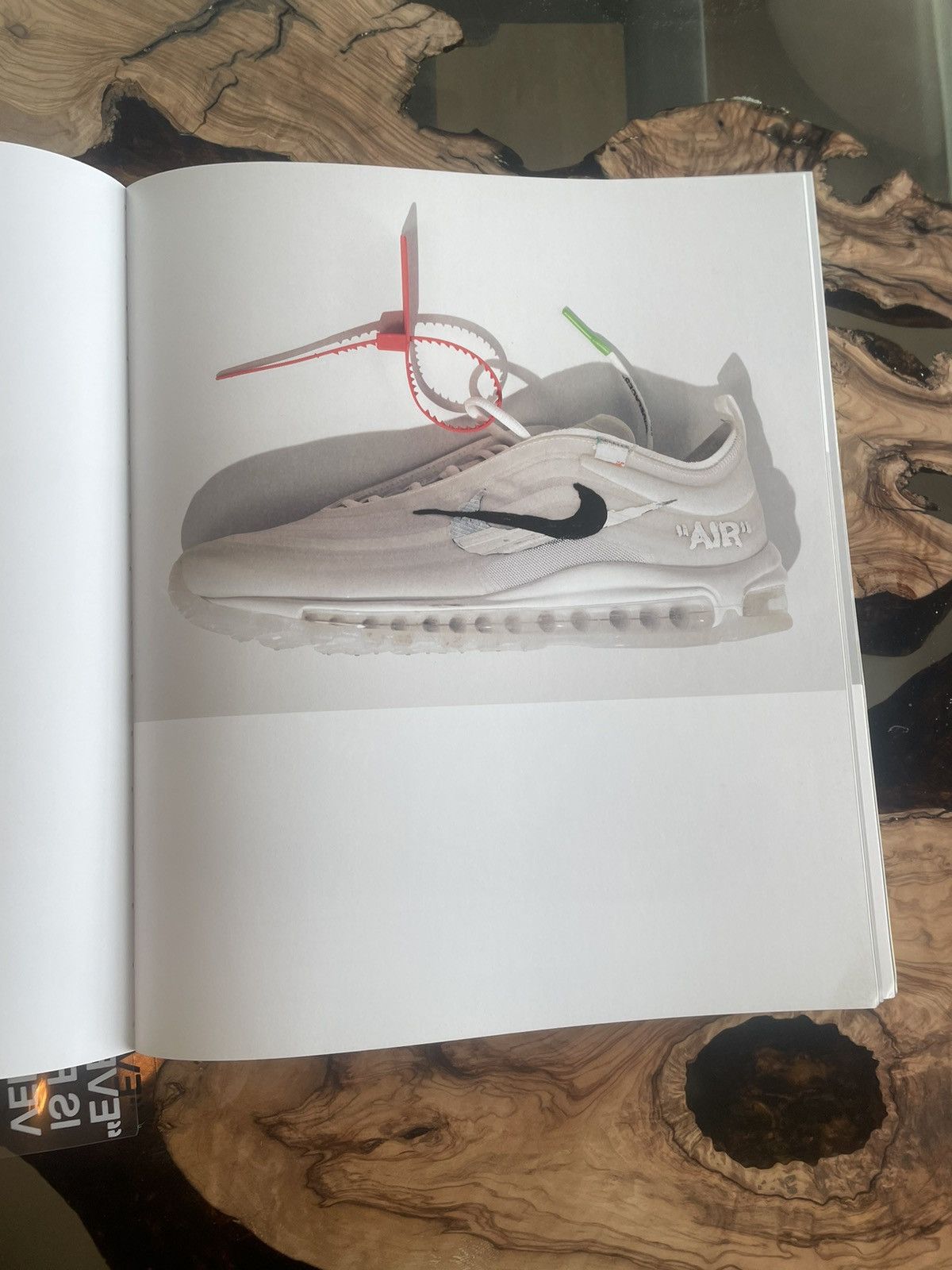 Nike × Off-White Virgil Abloh. Nike. ICONS Coffee Table Book Size ONE SIZE - 17 Thumbnail