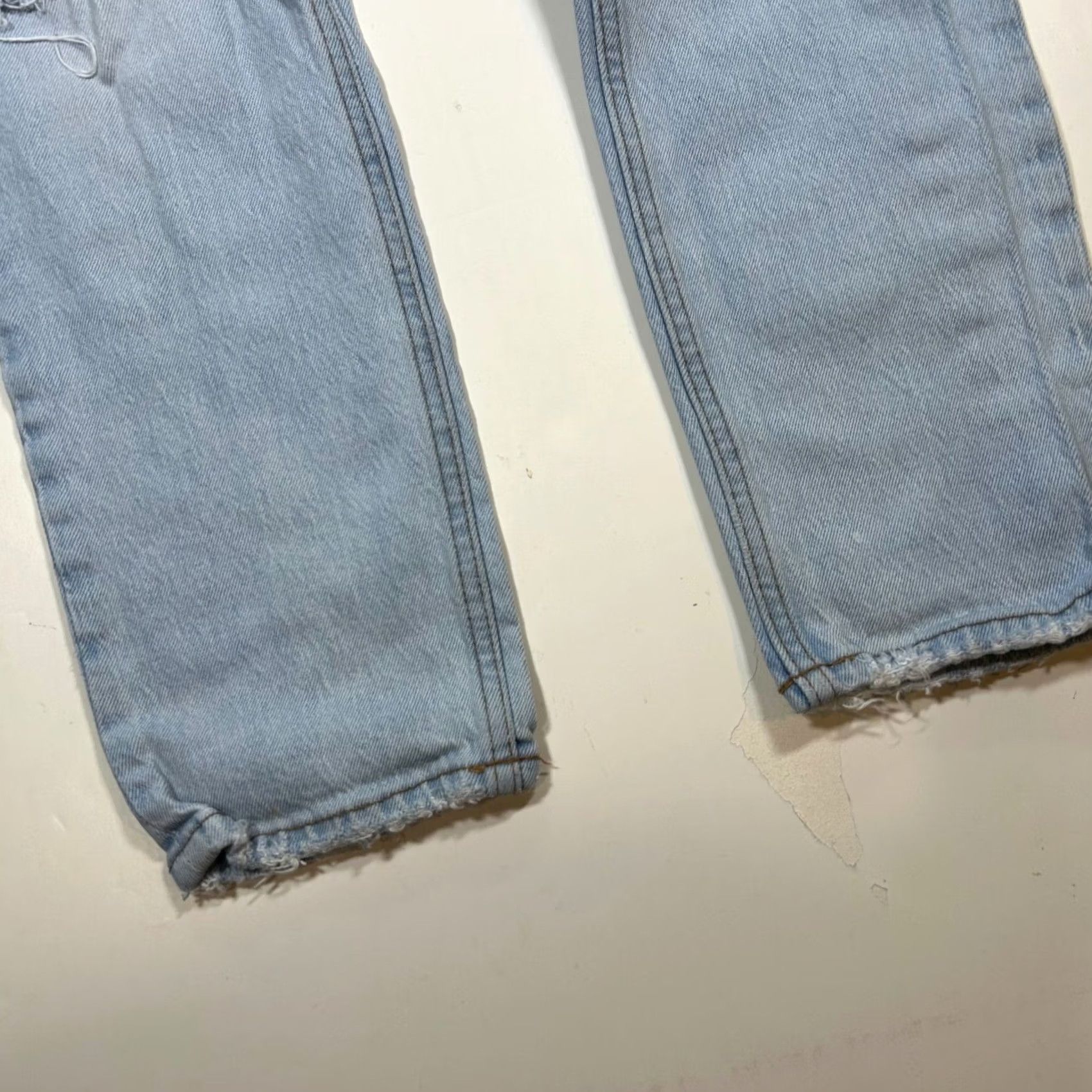 Abercrombie & Fitch Abercrombie & Fitch Ripped High Rise Mom Jeans Distressed Denim Light Wash 26 - Preowned Condition Size 26" / US 2 / IT 38 - 5 Thumbnail