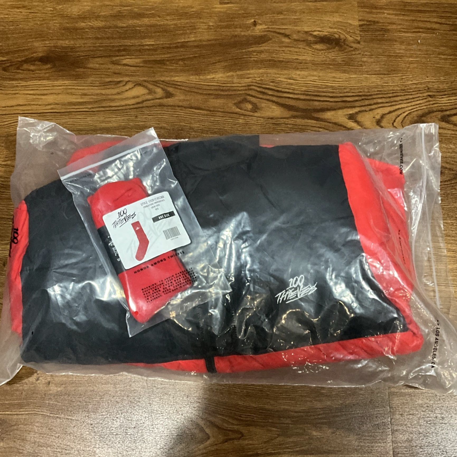 100 Thieves 100 Thieves Jacket XL Red/Black Puffer Zip Full Zip Logo Mens 100 Thieves FW22 NWT Winter Casual Size XL Size US XL / EU 56 / 4 - 2 Thumbnail